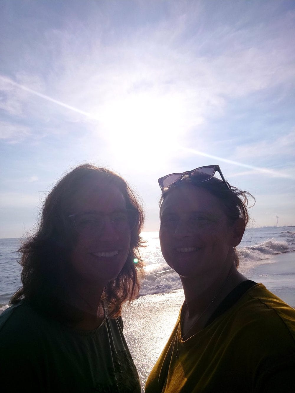 Tineke & Claudia strand zon backlight